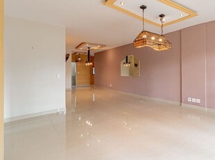 EXTRA LARGE CORNER APARTMENT WITH SPACIOUS STOREROOM!