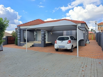 3 Bedroom Freehold For Sale in Sterpark