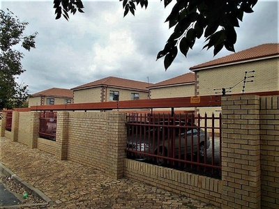 2 Bedroom Apartment For Sale in Dassie Rand