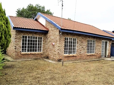 3 Bedroom Townhouse For Sale in Potchefstroom Central