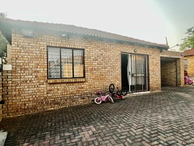 Townhouse For Rent In Witpoortjie, Roodepoort