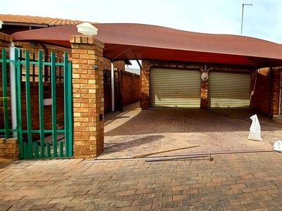 Townhouse For Sale in Dal Fouche
