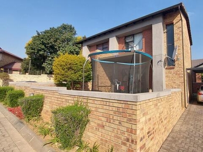 Townhouse For Sale In Wilgeheuwel, Roodepoort
