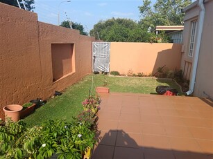 2 Bed Townhouse in Weltevreden Park