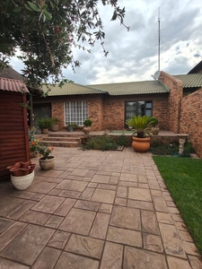 2 Bedroom Townhouse For Sale in Vaalpark