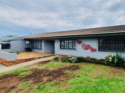 4 Bedroom Spacious Home With Flatlet - Gonubie