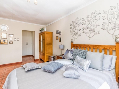 2 Bedroom Simplex for Sale For Sale in Die Hoewes - MR610341