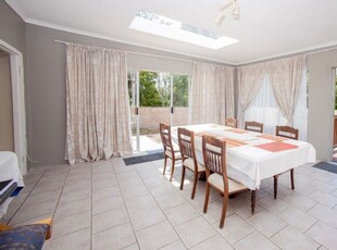 4 Bedroom House For Sale in Beacon Bay