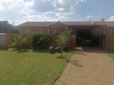 2 Bedroom Townhouse For Sale in Delmas