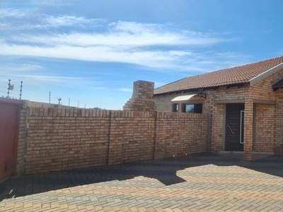 2 Bedroom Townhouse For Sale in Meiringspark Ext 5