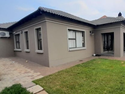 3 Bedroom House For Sale in Gateway Manor
