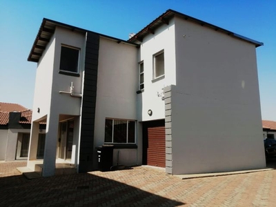 3 Bedroom Townhouse For Sale in Waterberry Country Estate
