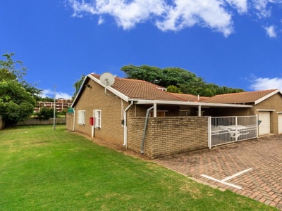 3 Bedroom townhouse - sectional for sale in Florida Lake, Roodepoort