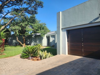 4 Bedroom House For Sale in Garsfontein