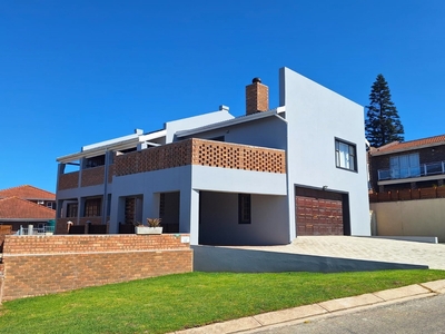 4 Bedroom House for sale in Wavecrest | ALLSAproperty.co.za