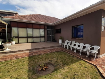 7 Bedroom house for sale in Avondale, Parow