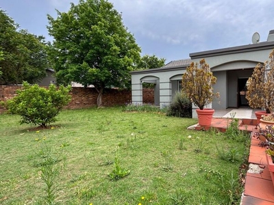 Charming 3 Bedroom House With Lovely Flat In Kanonkop