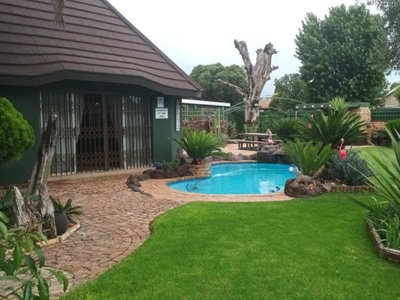 12 Bedroom guest house for sale in Stilfontein