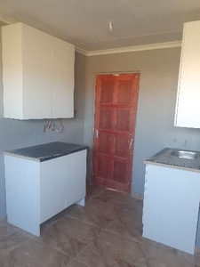 bachelor room available with kitchen ,shower, toilet and with secured parking, Soshanguve | RentUncle