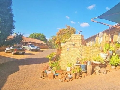 4 Bedroom Townhouse For Sale in Safari Gardens