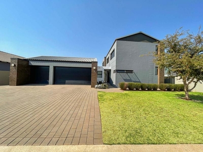 Double storey home for sale - 3 Beds, 3,5 Bath, 3 Garages