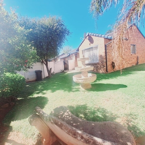 2 Bedroom townhouse-villa in Rooihuiskraal North For Sale