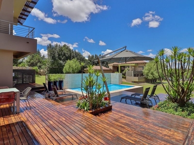 Executive estate living on the Vaal River. Masterly built. Elegant décor and finishes.