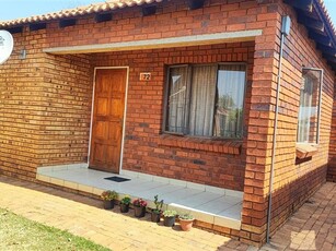 3 Bed Townhouse in Protea Glen