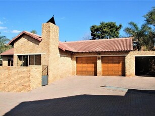 3 Bed Townhouse in Ruimsig