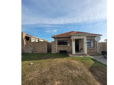 Townhouse For Sale In Campher Park, Despatch