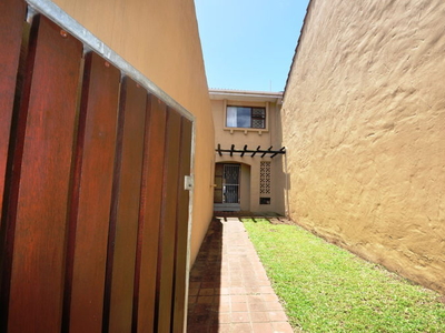 Beautiful three bedroom townhouse to let in Beacon Bay