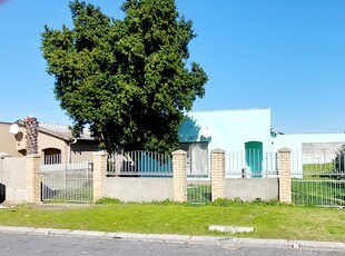 Spacious 3 Bedroom with 2 bedroom granny flat for sale in Palm Park Eersteriver