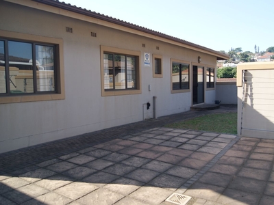 2 Bedroom Simplex For Sale in Bluff