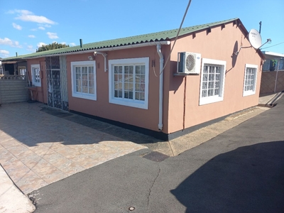 3 Bedroom House For Sale in Newlands East