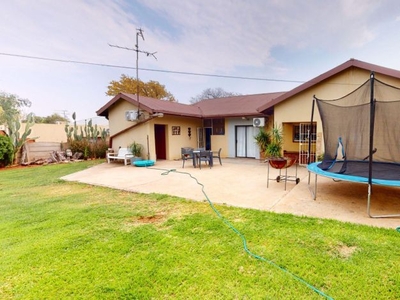 5 Bedroom house for sale in Keidebees, Upington