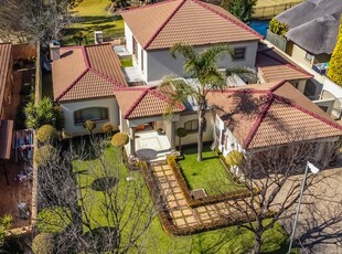 House For Sale in Ruimsig, Roodepoort