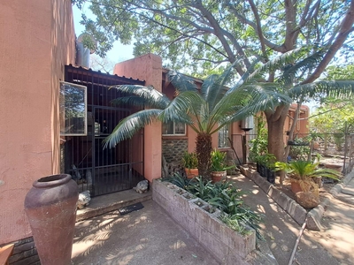 4 Bedroom House for sale in Rooiberg