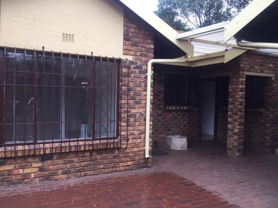 Townhouse For Sale in Birchleigh North