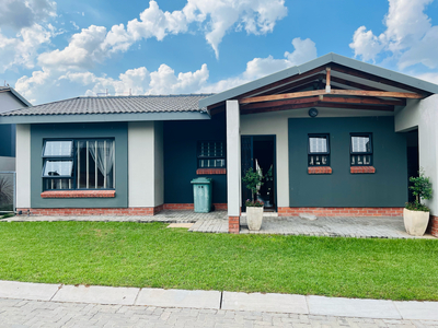 3 Bedroom Sectional Title For Sale in Waterkloof East