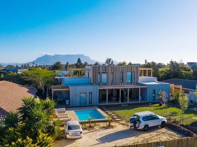 2 Bedroom Apartment To Let in Bloubergstrand