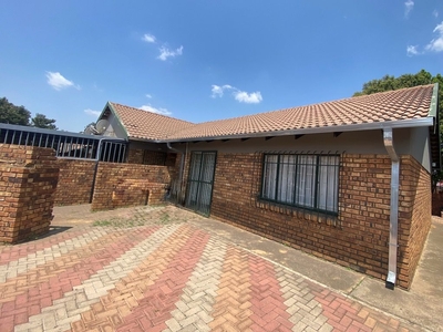2 Bedroom Sectional Title To Let in Tasbet Park Ext 2