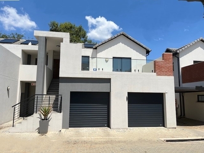 2 Bedroom Townhouse For Sale in Bryanston East