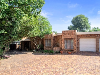 House For Sale in SUNNINGHILL