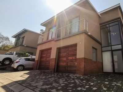 2 Bedroom duplex townhouse - sectional for sale in Lynnwood Manor, Pretoria