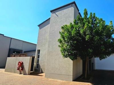 3 Bedroom duplex townhouse - sectional to rent in Baileys Muckleneuk, Pretoria