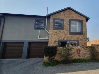 3 Bedroom duplex townhouse - sectional for sale in Wilgeheuwel, Roodepoort