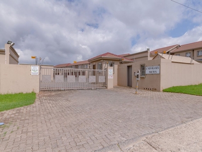 3 Bedroom Townhouse For Sale in Roodekrans