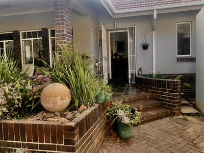 Urgent Sale in Linden - A Spacious Gem with Borehole Awaits Your Offer!