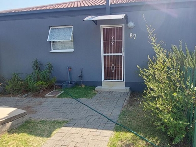3 Bedroom townhouse - sectional to rent in Linmeyer, Johannesburg
