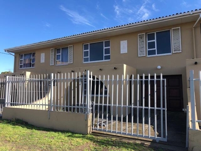 Townhouse For Rent In Quigney, East London